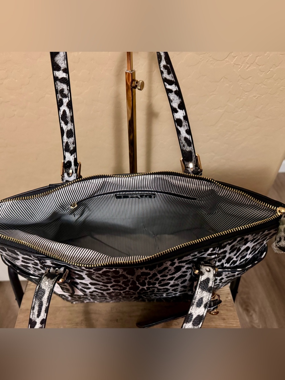 Leopard Print Tote Bag with Matching Wristlet and Pouch NWT - Picture 6 of 7